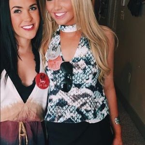 Adorable blue and white toned snakeskin tank sz s